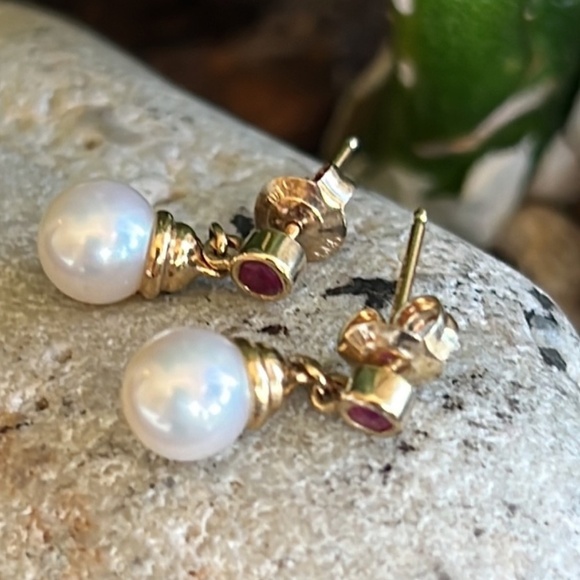 Wow! Gorgeous 14 karat gold, Ruby, and Pearl  Small Petite Dangle Drop Earrings - Picture 3 of 7